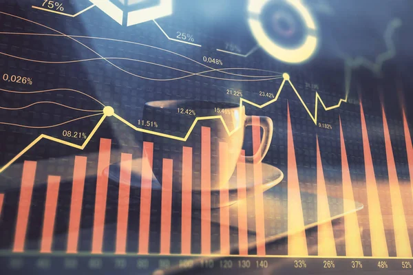 Börsendiagramm im Hintergrund mit Schreibtisch und PC. Doppelbelichtung. Konzept der Finanzanalyse. — Stockfoto