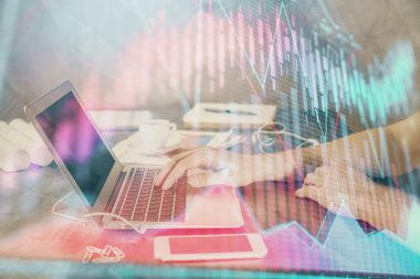 Arka planda bilgisayarla çalışan bir adamla iki kez ön x çizelgesine maruz kaldık. Pazar analizi kavramı.