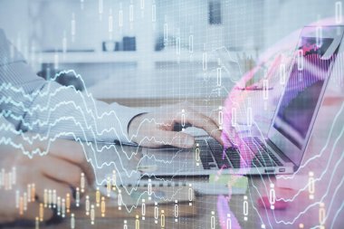Arka planda bilgisayar üzerinde çalışan adam ile borsa grafiği çoklu pozlama. Finansal analiz kavramı.