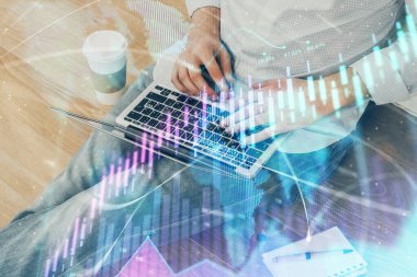 Arka planda ofiste bilgisayarda çalışan işadamı ile Forex grafiği. Analiz kavramı. Çift Pozlama.