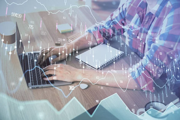 Multi-Exposition von Forex-Graphen mit einem Mann, der am Computer im Hintergrund arbeitet. Konzept der Marktanalyse. — Stockfoto