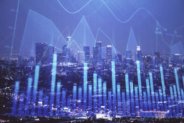 Gráfico financiero sobre paisaje nocturno de la ciudad con altos edificios de doble exposición de fondo. Concepto de análisis . —  Fotos de Stock