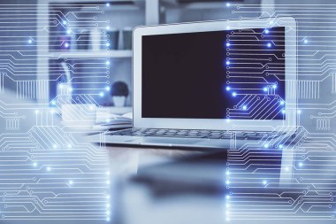 Bilgisayar, teknoloji temalı hologramla birlikte ofiste. Çoklu maruz kalma. Teknoloji kavramı.