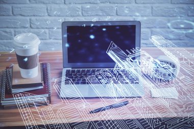Ofisteki masaüstü bilgisayar geçmişi ve büyük kasaba binaları hologram çizimi. Çifte maruziyet. Akıllı şehir konsepti.