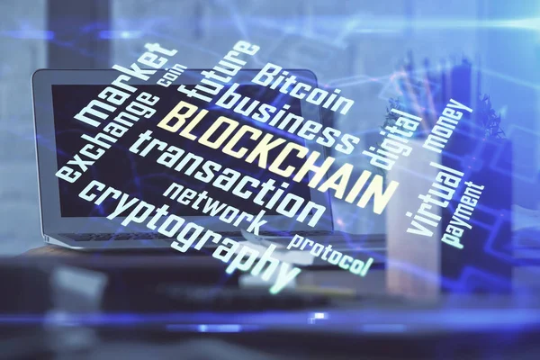 Doppia esposizione di ologramma tema blockchain e tavolo con sfondo del computer. Concetto di Bitcoin valuta crypto. — Foto Stock