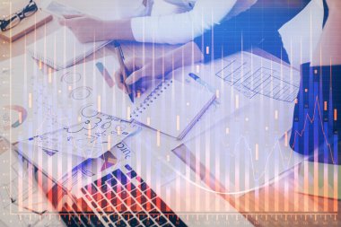 Bir kadın eller Not defteri hisse senedi piyasası hakkında bilgi yazma. Ön Forex grafik hologramlar. Araştırma kavramı. Çift Pozlama