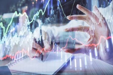 Forex tablosu WOMANS el notları arka plan alarak görüntülenir. Araştırma kavramı. Çoklu pozlama