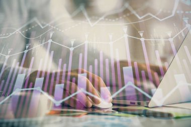 Arka planda bilgisayarda çalışan bir adamla ön x grafiğine iki kez maruz kalıyoruz. Pazar analizi kavramı.