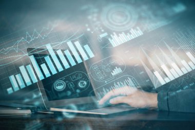 Arka planda dizüstü bilgisayar üzerinde çalışan adam ile borsa grafiği çift pozlama. Finansal analiz kavramı.