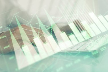 Arka planda ofiste bilgisayarda yazan adam ile grafik çift pozlama. Sıkı çalışma kavramı.