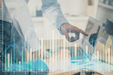 Adam arka planda ofiste bilgisayarda yazarak grafik çift pozlama. Zor iş kavramı. Closeup.