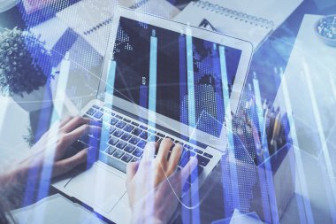 Arka planda ofiste bilgisayarda işadamı yazarak stok grafik çift pozlama. Zor iş kavramı.