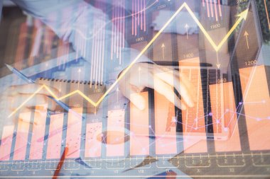Arka planda ofiste bilgisayarda çalışan işadamı ile Forex grafiği. Sert çalışma kavramı. Çoklu pozlama.