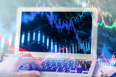 Arka planda dizüstü bilgisayar üzerinde çalışan işadamı ile Forex grafiği. Sert çalışma kavramı. Çoklu pozlama.