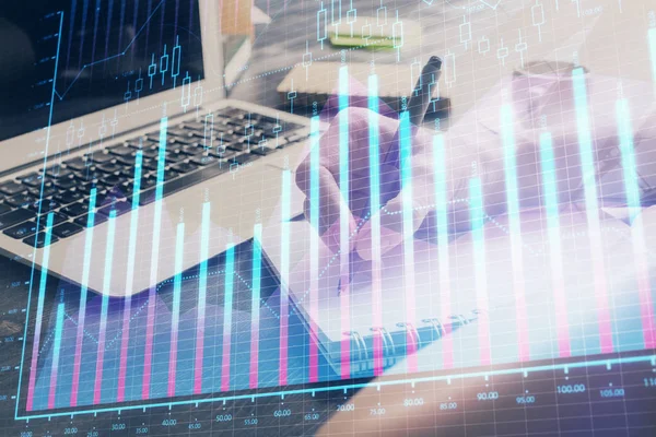 Gráfico de divisas que se muestra en las mujeres mano tomando notas de fondo. Concepto de investigación. Exposición múltiple —  Fotos de Stock