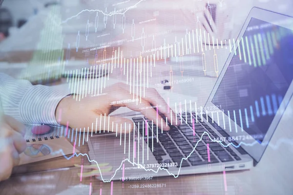 Doble exposición del gráfico del mercado de valores con el hombre trabajando en el ordenador portátil en el fondo. Concepto de análisis financiero . —  Fotos de Stock