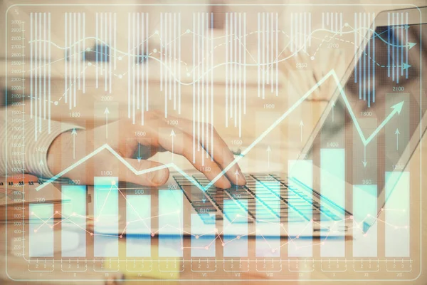 Doble exposición del gráfico del mercado de valores con el hombre trabajando en el ordenador portátil en el fondo. Concepto de análisis financiero . —  Fotos de Stock