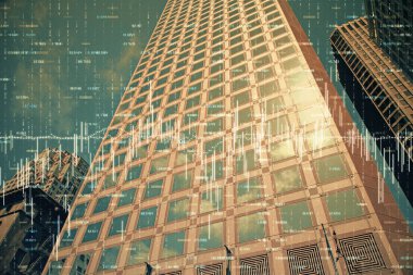 Yüksek binaların arka planında çoklu pozlama olan eski şehir haritası. Finansal araştırma kavramı.