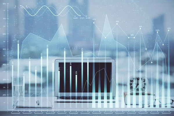 Hologramm des Devisendiagramms auf dem Tisch mit Computerhintergrund. Mehrfachbelichtung. Konzept der Finanzmärkte. — Stockfoto