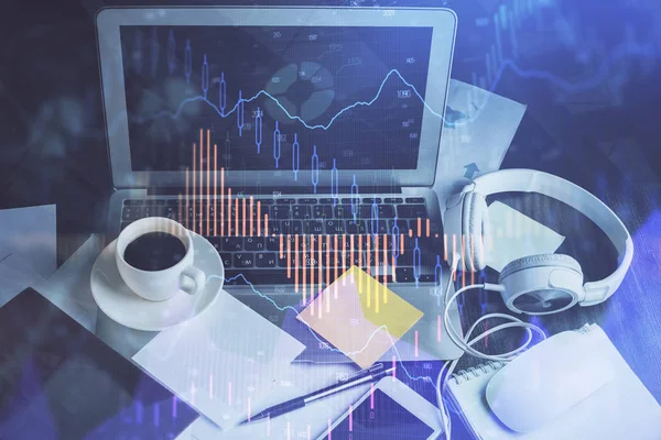 Finansal pazar grafiği hologramı ve kişisel bilgisayar arka planda. Çifte maruziyet. Önx kavramı.