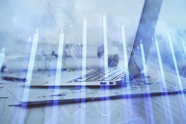 Börsendiagramm und Tabelle mit Computerhintergrund. Doppelbelichtung. Konzept der Finanzanalyse. — Stockfoto