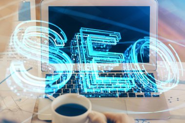 Bilgisayar ve seo çizim hologramı olan çok katmanlı bir tablo. Arama optimizasyon kavramı.