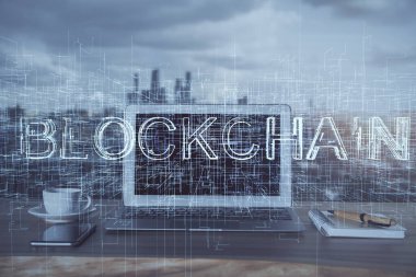 Blockchain temalı holograma ve bilgisayar arkaplanlı masaya çift pozlama. Bitcoin şifreleme para birimi kavramı.
