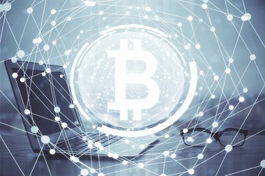 Blockchain temalı holograma ve bilgisayar arkaplanlı masaya çift pozlama. Bitcoin şifreleme para birimi kavramı.