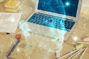 Bilgisayar ve beyin hologramı ile çalışma masasının çoklu açığı. Beyin fırtınası konsepti.