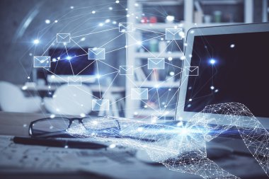 Ofisteki bilgisayar arkaplanı ve uçuş hologram çizimi. Çoklu maruz kalma. Elektronik posta kavramı.