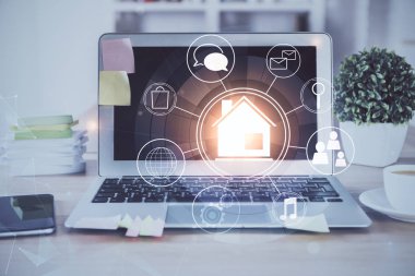 Ofisteki masaüstü bilgisayar geçmişi ve büyük kasaba binaları hologram çizimi. Çifte maruziyet. Akıllı şehir konsepti.