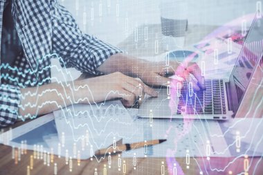 Arka planda bilgisayar üzerinde çalışan adam ile borsa grafiği çoklu pozlama. Finansal analiz kavramı.
