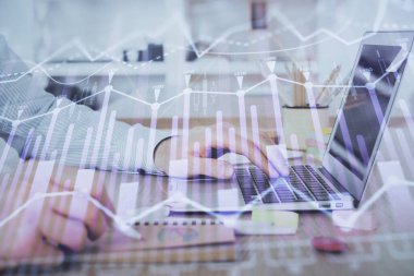 Arka planda bilgisayar üzerinde çalışan adam ile borsa grafiği çoklu pozlama. Finansal analiz kavramı.
