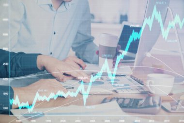 Adam arka planda ofiste bilgisayarda yazarak grafik Multi pozlama. Zor iş kavramı.