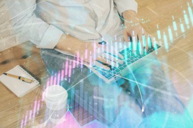 Arka planda ofiste bilgisayarda çalışan işadamı ile Forex grafiği. Analiz kavramı. Çift Pozlama.