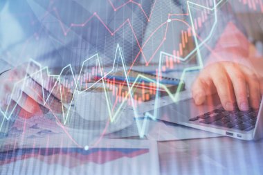 Arka planda ofiste bilgisayarda çalışan işadamı ile Forex grafiği. Sert çalışma kavramı. Çift Pozlama.