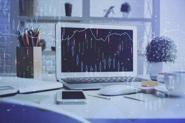 Holograma gráfico del mercado financiero y computadora personal en segundo plano. Exposición múltiple. Concepto de forex. —  Fotos de Stock