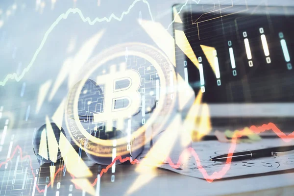 Engelleme zinciri ve kripto ekonomi temalı hologram ve bilgisayar geçmişi olan bir masa. Bitcoin kripto para kavramı.