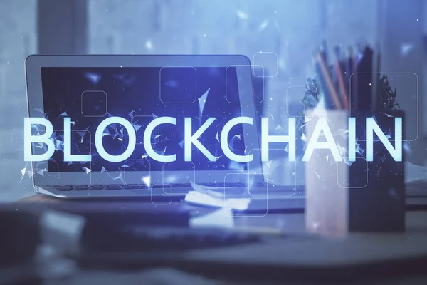 Dubbele blootstelling van blockchain thema hologram en tafel met computer achtergrond. Concept van Bitcoin crypto valuta. — Stockfoto