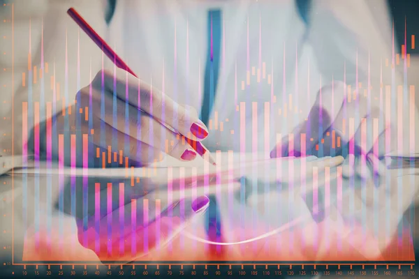 Uma mulher entrega informações escritas sobre o mercado de ações no bloco de notas. hologramas gráfico Forex na frente. Conceito de pesquisa . — Fotografia de Stock