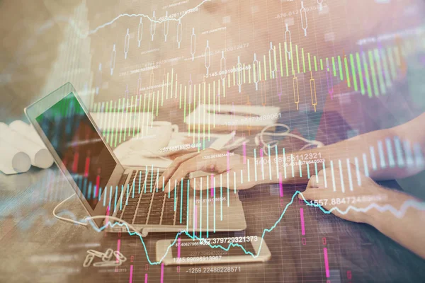 Double exposition de graphique forex avec l'homme qui travaille sur l'ordinateur en arrière-plan. Concept d'analyse de marché. — Photo