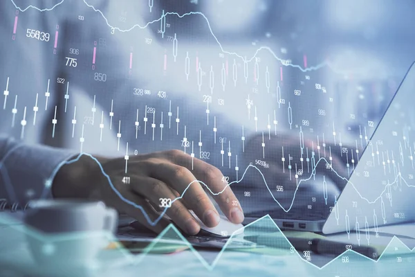 Doble exposición del gráfico de divisas con el hombre que trabaja en la computadora en el fondo. Concepto de análisis de mercado . —  Fotos de Stock