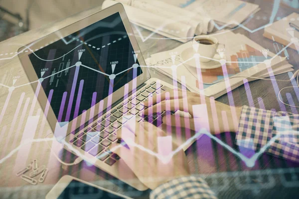 Doble exposición del gráfico de divisas con el hombre que trabaja en la computadora en el fondo. Concepto de análisis de mercado . —  Fotos de Stock