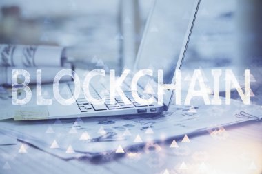 Blockchain temalı holograma ve bilgisayar arkaplanlı masaya çift pozlama. Bitcoin şifreleme para birimi kavramı.