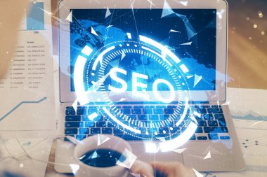 Bilgisayar ve seo çizim hologramı olan çok katmanlı bir tablo. Arama optimizasyon kavramı.