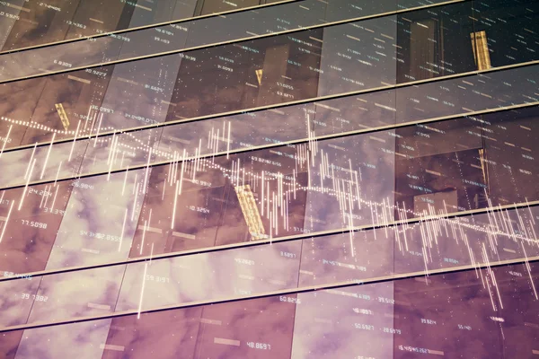 Grafik Forex pada cityscape dengan latar belakang bangunan tinggi multi eksposur. Konsep penelitian keuangan. — Stok Foto