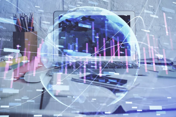 Zeichnung von Finanzdiagrammen und Tabelle mit Computer im Hintergrund. Doppelbelichtung. Konzept der internationalen Märkte. — Stockfoto