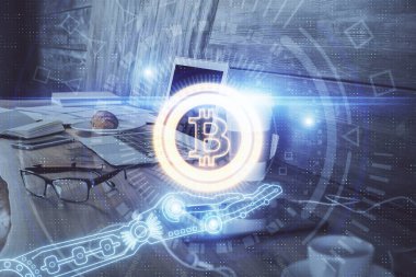 Blockchain temalı holograma ve bilgisayar arkaplanlı masaya çift pozlama. Bitcoin şifreleme para birimi kavramı.