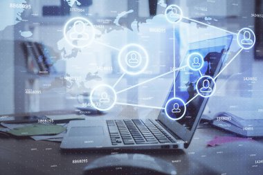 Sosyal ağ tema simgesi olan masaüstü bilgisayarı. Çoklu maruz kalma. Uluslararası bağlantılar kavramı.