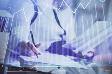 Bir kadın eller Not defteri hisse senedi piyasası hakkında bilgi yazma. Ön Forex grafik hologramlar. Araştırma konsepti.